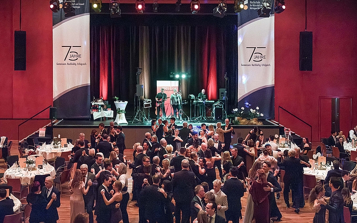 Tanzgeselleschaft in der Stadthalle