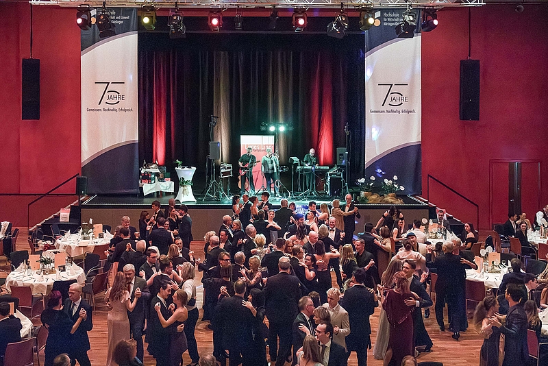 Tanzgeselleschaft in der Stadthalle