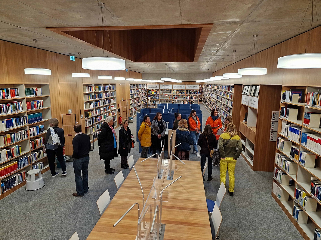 Zum Programm des Besuchs aus München gehörte eine Führung in der zentralen Bibliothek.
