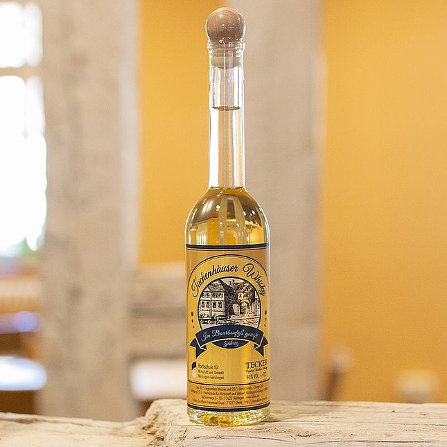 kleines Glasfläschchen mit Hochschul-Whiskey