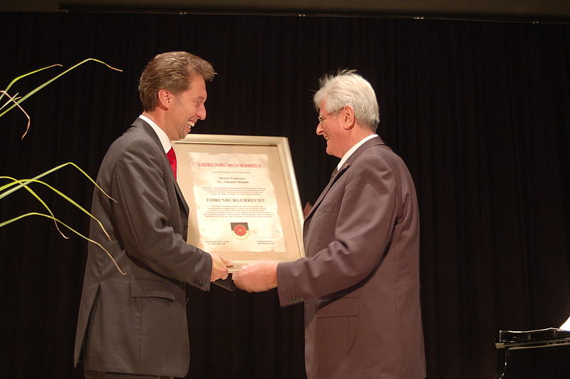 Geislingens Oberbürgermeister Wolfgang Amann übergibt an Prof. Dr. Eduard Mändle die Ehrenbürger-Urkunde.