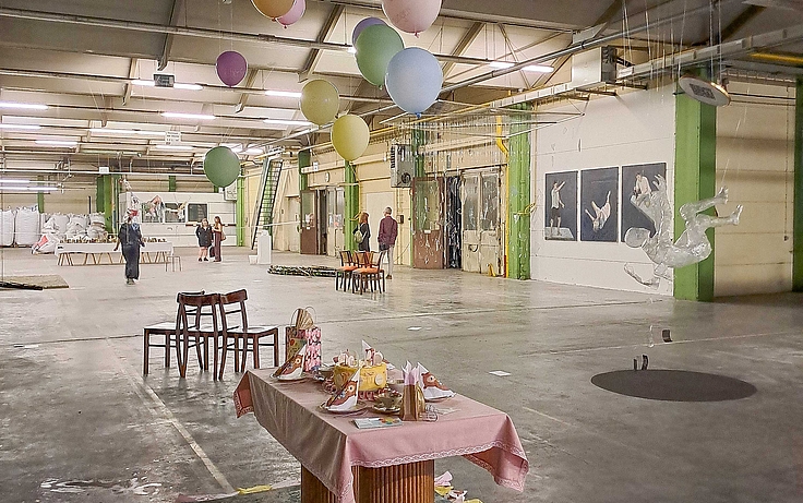 verschiedene Kunstprojekte mit Tisch, Rasen, Luftballons