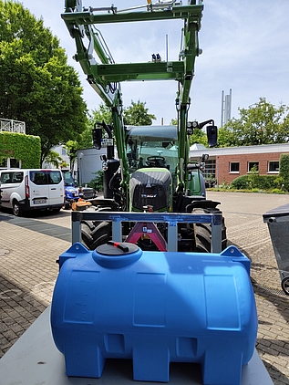 Vordere Ansicht Traktor mit Frontrahmen und Wassertank