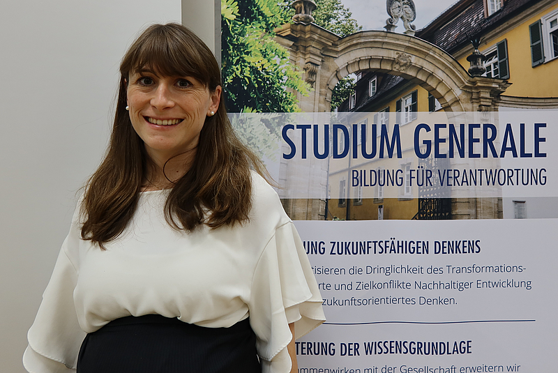 Referentin vor Studium generale Banner