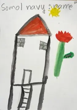 gemaltes Haus auf Pfosten 