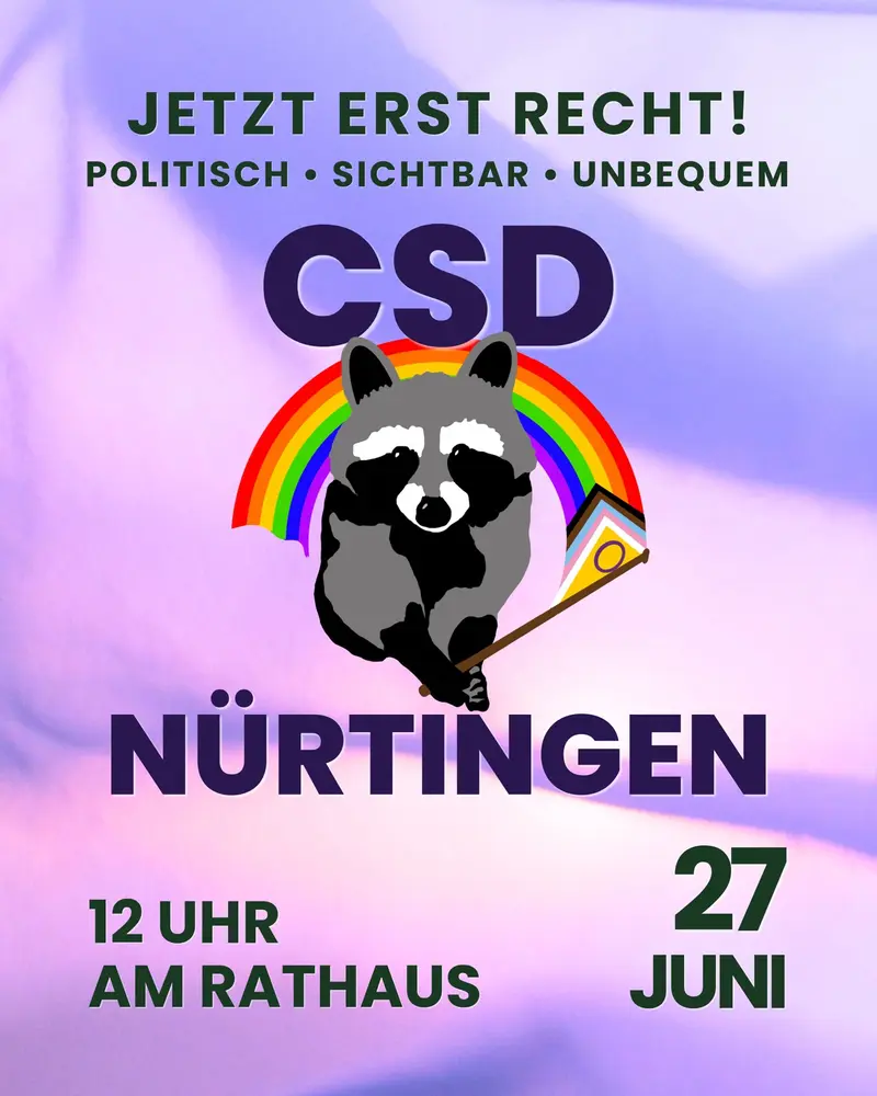 Werbeplakat CSD 2026 mit großem fahnenschwingenden Waschbär als Logo (c) CSD-Nürtingen
