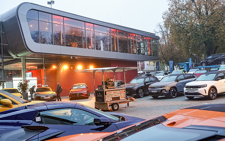 Neuwagen-Ausstellung vor der Nürtinger Stadthalle