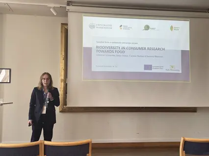 Deborah präsentiert ihre Forschung auf einer Konferenz