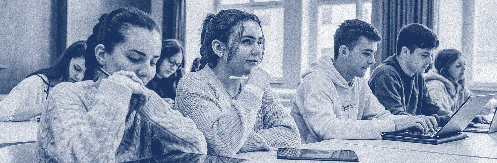 Junge Studieninteressierte in einer Vorlesung der HfWU