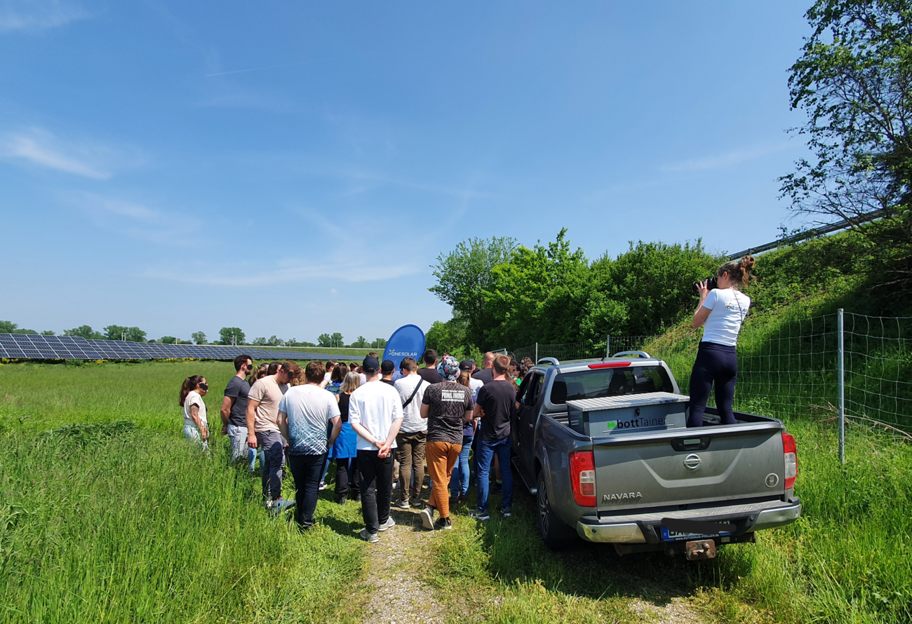 Führung im Solarpark „Neufahrner Gegenkurve“ (Foto: C. Mai-Peter)