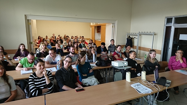 Budapester und Nürtinger Studierende im Hörsaal Uni Budapest