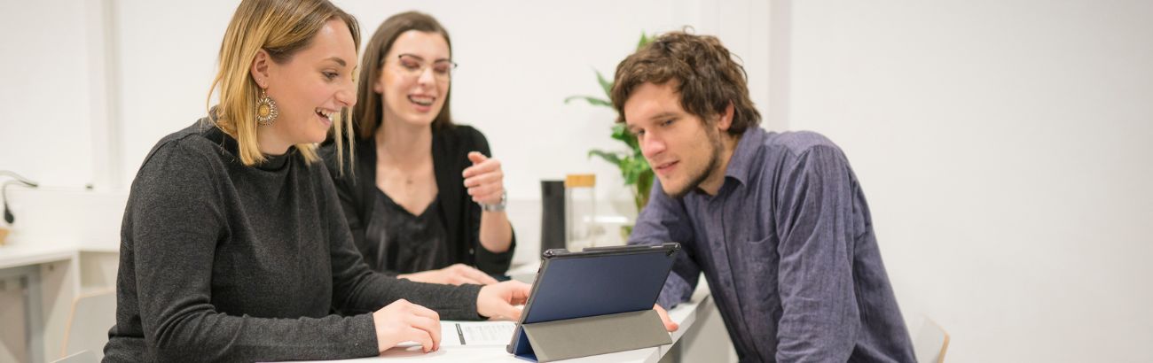 Studierende besprechen Projekt