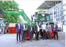 der Hightechtraktor mit Prof. Stoll u.a.