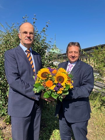 beide Professoren mit Blumenstrauß