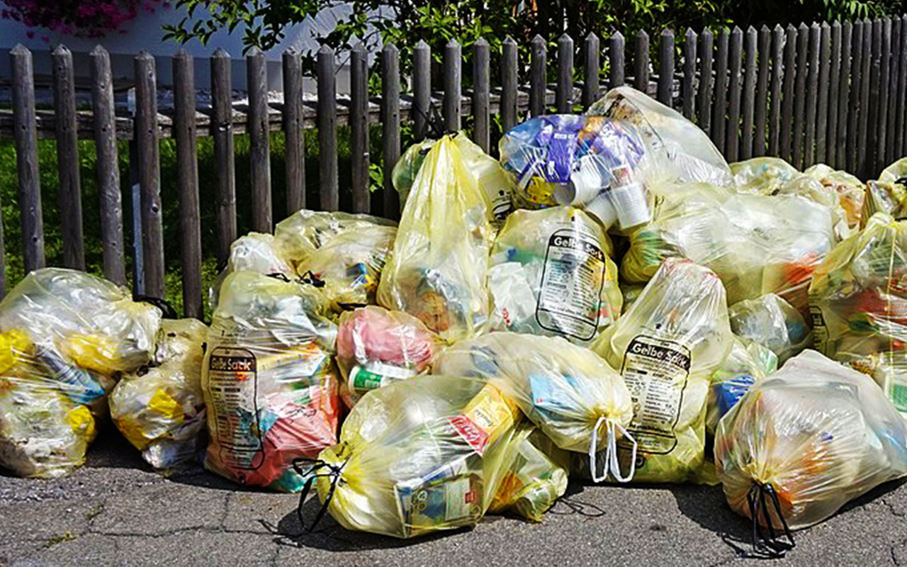 Ein Haufen Gelber-Sack-Müll