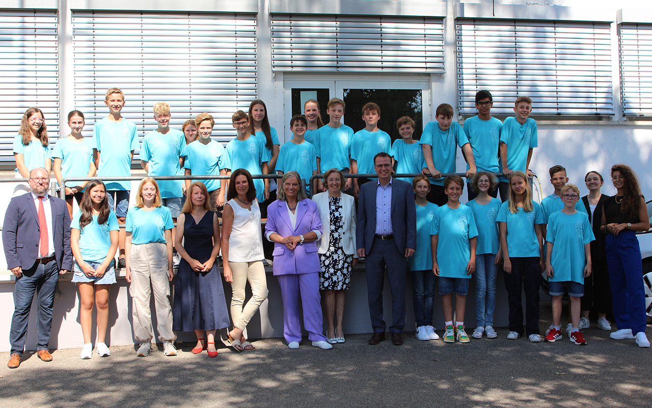 Gruppenbild von Schüler:innen, Lehrer:innen, Professor:innen