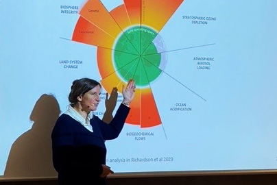 Prof. Müller-Lindenlauf vor Grafik/Präsentation