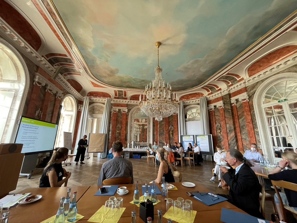 Zum letzten Dialogforum im Rahmen des WertKalb-Projektes trafen sich die Teilnehmenden in historischem Ambiente an der Uni Hohenheim. 