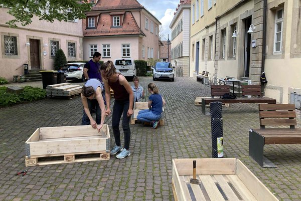 Freiwillige beim Bau der Hochbeete; Bildrechte: Karl Michael Drohsel und Anna Szilágyi-Nagy