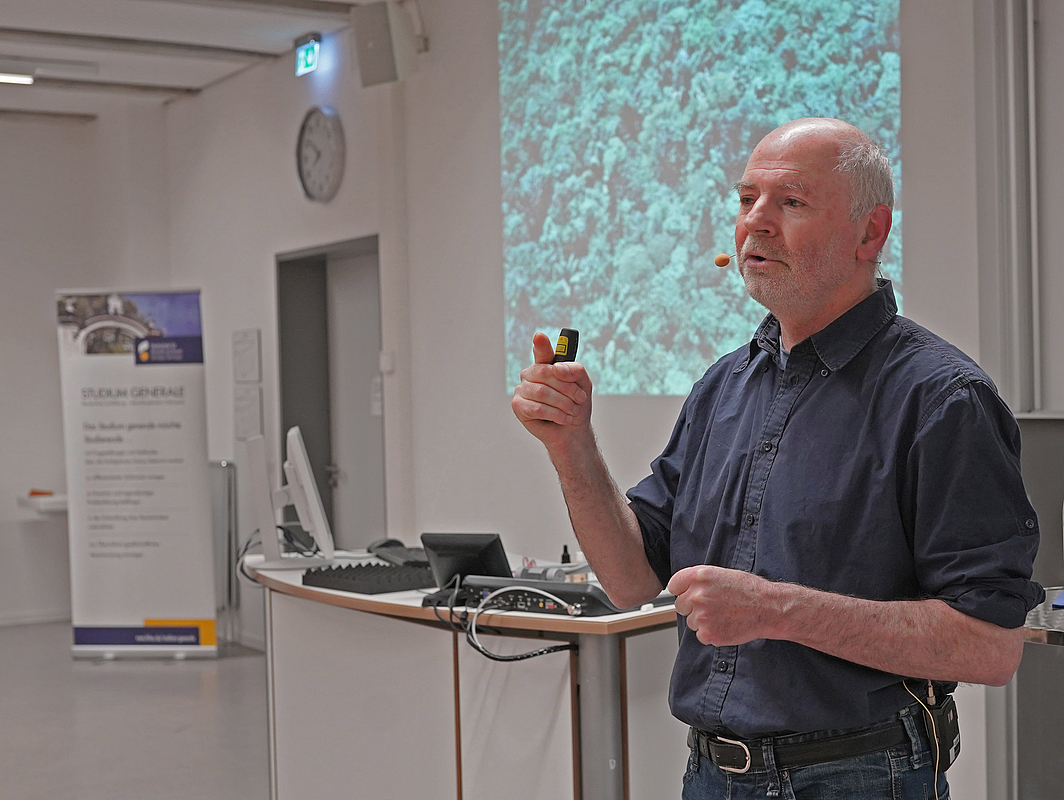 Dr. Rainer Putz sprach als Tropenökologe und Projektmacher über den Zustand der Regenwälder am Amazonas. (Foto: HfWU)