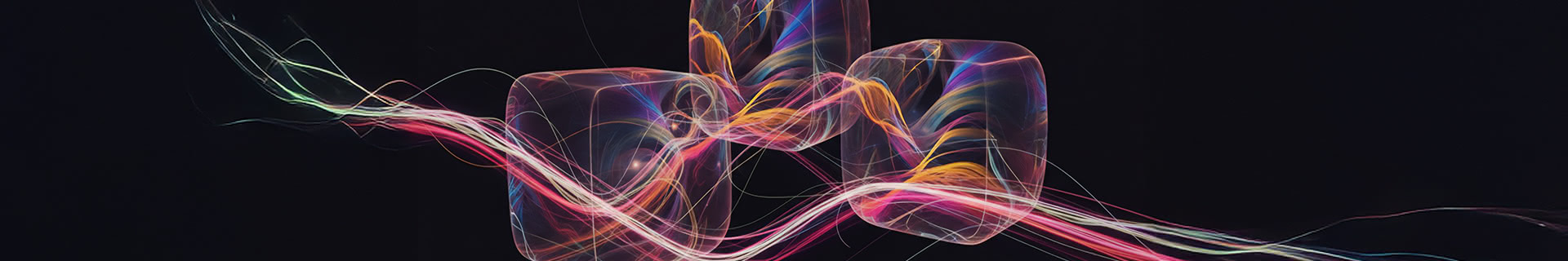 Abstrakte Darstellung von drei transparenten Würfeln mit leuchtenden, farbigen Lichtlinien auf schwarzem Hintergrund – symbolisiert Dynamik und Vernetzung.