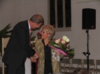 Blumen für die Kollegin. Dekan Professor Dr. Karl-Heinz Kappelmann gratuliert Studiengangleiterin Prof. Dr. Margot Körber-Weik zum 10jährigen Geburtstag ihres Studienganges.