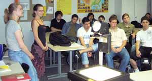 Diana Richter (zweite von links) mit einer Studienbotschafterin der Universität Hohenheim in einer Esslinger Schulklasse.