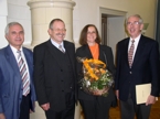 Ehre wem Ehre gebührt: Andreas Hilka (rechts neben Frau Hilka)) erhält für seine langjährige Lehrtätigkeit die Verdienstmedaille der Hochschule Nürtingen. Links Laudator Prof. Dr. Gerhard Kruppa neben Hochschulrektor Prof. Dipl.-Ing. Klaus Fischer.