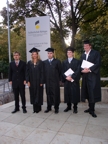 Sie sind die ersten Diplom-Wirtschaftsjuristen (FH). Die fünf Absolventen des Studienganges Wirtschaftsrecht, links Studiengangleiter Professor Dr. Dieter Weber.