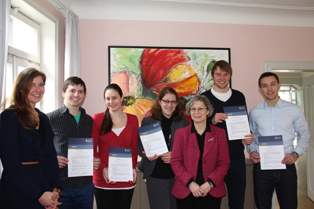 Erstmals mit Zertifikat: Die studentischen Tutoren Florian Berger, Maren Bärenfänger, Sandra Stötzel, Maik Langenkämper und Roman Schilzow (v.l.n.r.). Betreuerin Sabine Wanko (links) und Prorektorin Prof. Dr. Cornelia Niederdrenk-Felgner (Mitte) über