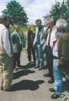 Am Ende des Besuches warfen die Gäste aus dem Landtag noch einen Blick in den Lehr- und Versuchsgarten der Hochschule Nürtingen. Winfried Kretschman (2.v.r.) mit den Vertretern des Fachbereiches 5.