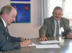 Volker Hardegen (links) erhält die Ernennungspapiere von Hochschulrektor Professor Dipl.-Ing. Klaus Fischer rechts).