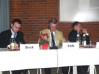 Der Blick auf das Podium, Michael Beck, Professor Dr. Bernd Falk und Armin Liebchen.