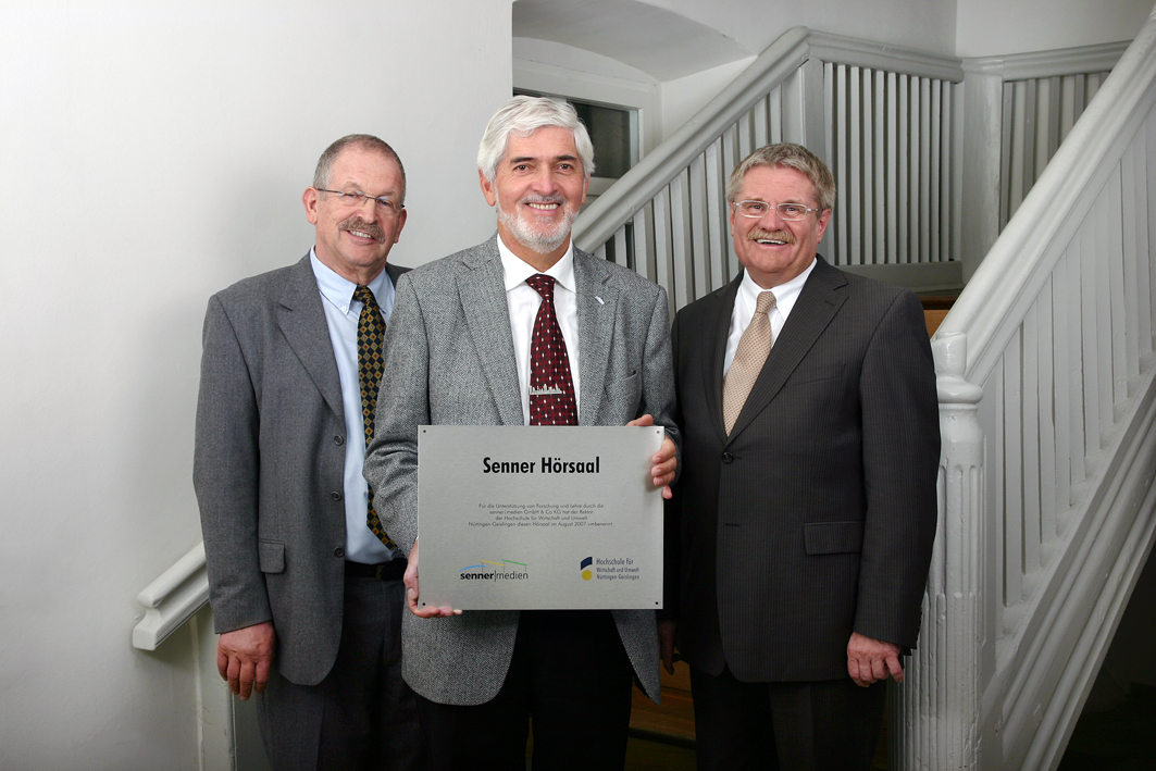 Der Ehemalige Rektor, Professor Klaus Fischer, mit Christian Fritsche (Senner-Medien) und Rektor Professor Dr. Werner Ziegler.