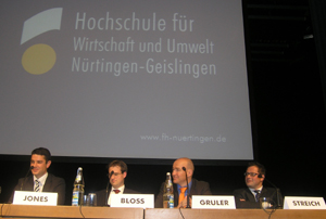 Die Referenten des 4. Tages der Finanzen auf dem Podium in der Nürtinger Stadthalle.
