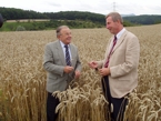 Richard Veit und Professor Dr. Karl-Heinz Kappelmann im Getreidefeld der HfWU in Tachenhausen.