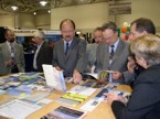 Ministerialdirektor Wolfgang Fröhlich (3.v.l.) vom baden-württembergischen Wissenschaftsministerium am Stand des Landes auf der NAFSA in Salt Lake City.