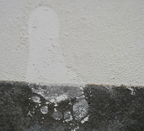 Schwarz-weiß Kunstwerk mit Fußabdruck