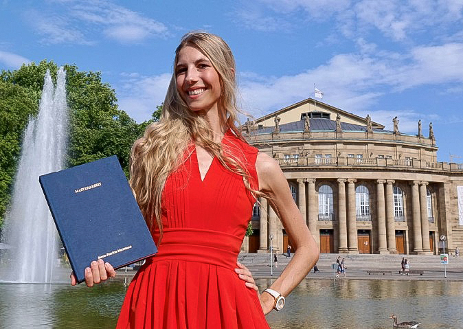 Hartmann vor der Stuttgarter Oper